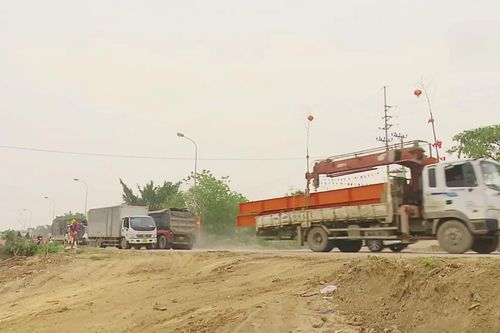 Quốc lộ 6 thi công chậm, dân khổ vì ùn tắc