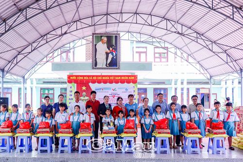 Trao 1.000 suất quà phụ nữ khó khăn và trẻ em mồ côi