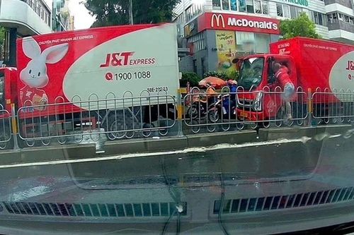 Bắt tài xế J&T Express đánh đồng nghiệp ngay giữa đường bằng hung khí