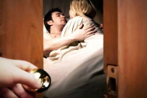 Phát hiện vợ có người đàn ông khác, tôi mới hiểu vì sao bao lâu nay cô ấy lạnh nhạt với mình