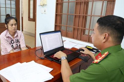 Bắt 'nữ quái' cướp bông tai của học sinh trong ngày khai giảng