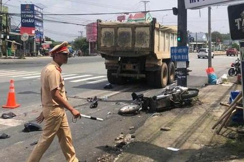 Xe ben tông nhiều xe máy rồi kéo lê dưới gầm, 3 người đi cấp cứu