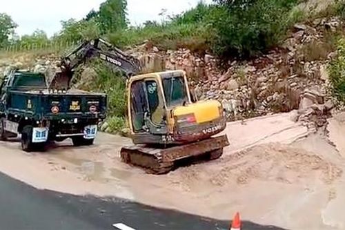 Cát lại tràn xuống cao tốc Vĩnh Hảo - Phan Thiết