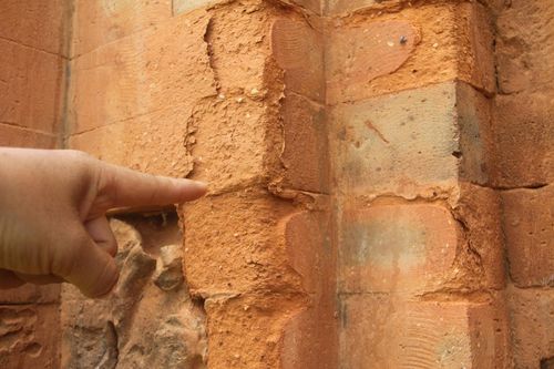 Tháp Chăm nghìn năm ở Đà Nẵng mới trùng tu gạch đã mủn nát
