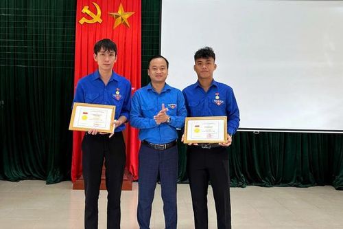 Lao ra giữa sông cứu người phụ nữ nhảy cầu trong đêm