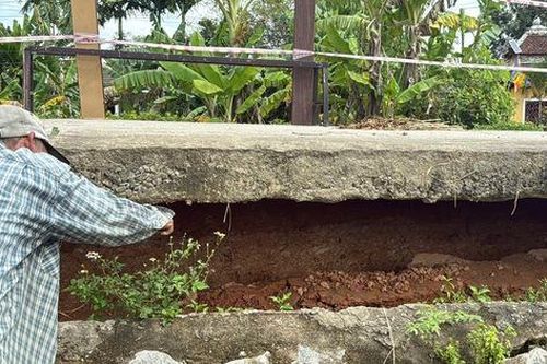 Sạt lở bờ sông đe dọa đường liên xã ở Huế, người dân bất an