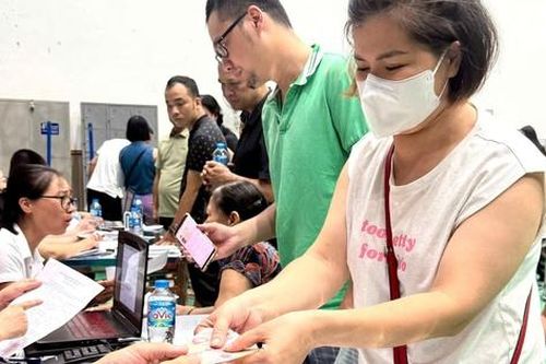 10 giờ đêm, phường đông dân nhất Hà Nội vẫn đang chi trả quà Quốc khánh cho người dân