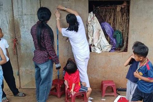 Y tế cơ sở 'đi từng ngõ, gõ từng nhà' đẩy lùi suy dinh dưỡng