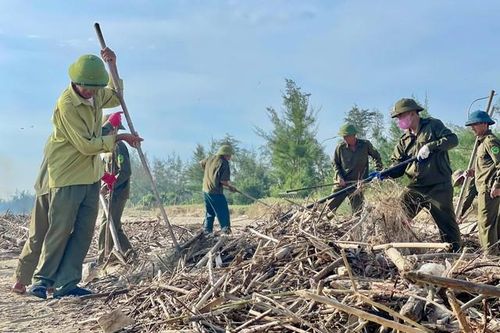 Hà Tĩnh nỗ lực dọn rác, làm sạch bãi biển sau bão