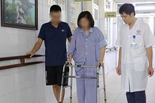 Nỗ lực cứu sống cô gái nhảy cầu Bãi Cháy