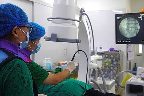 Đau lưng 10 năm, bệnh nhân 'nhẹ nhõm' nhờ kỹ thuật lần đầu được áp dụng ở miền Tây