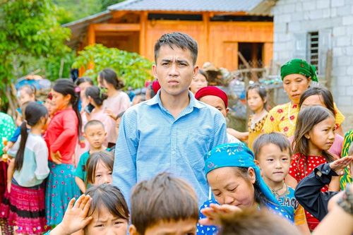 Hướng tới Đại hội thi đua yêu nước toàn quốc lần thứ XI:Người Bí thư hiến đất gieo chữ cho bản Mông