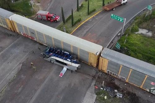 Tàu hỏa đâm xe buýt hai tầng tại Mexico, 71 người thương vong