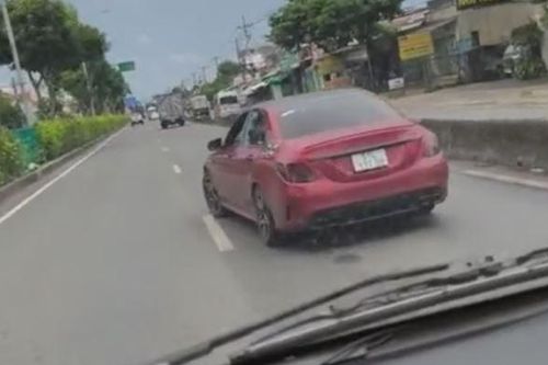 Xe Mercedes 'quậy' trên đường ở TP.HCM