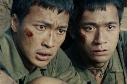 Hai chàng sinh viên ra trận trong 'Mưa đỏ' và 'Mãi mãi tuổi hai mươi'