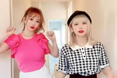 Mẹ 37 tuổi, con 23 tuổi mở quán cà phê hầu gái ở Nhật Bản