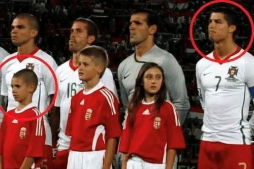 Khoảnh khắc gây sốt của Ronaldo và Szoboszlai 16 năm trước