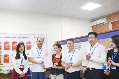 Phường Định Công trao sổ đỏ đầu tiên sau khi vận hành chính quyền hai cấp