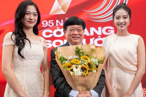 Hoàng Dũng lần đầu trải nghiệm lịch sử bằng công nghệ, Tăng Duy Tân chia sẻ về cảm hứng sáng tạo tại triển lãm '95 năm Cờ Đảng soi đường'