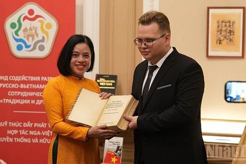Trao tặng Bảo tàng Hồ Chí Minh cuốn sách quý về Bác Hồ tại Liên bang Nga