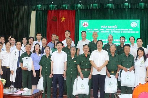 Đoàn công tác Bệnh viện Bạch Mai khám bệnh, cấp thuốc tri ân các thương bệnh binh tỉnh Ninh Bình
