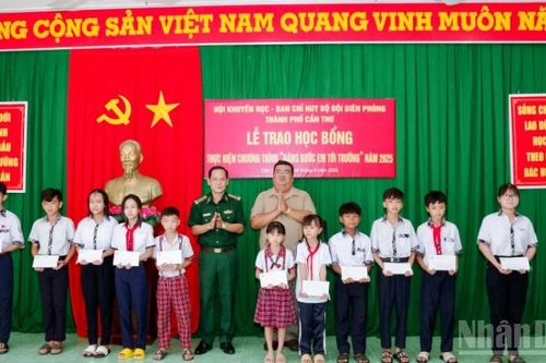 Cần Thơ trao 200 suất học bổng cho học sinh nghèo khu vực biên giới biển