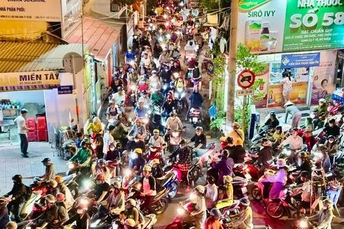 TPHCM: Mưa lớn giờ tan tầm, kẹt xe khắp nơi