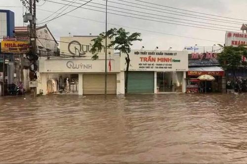 Đồng Nai: Nước lũ bất ngờ đổ về, người dân trở tay không kịp