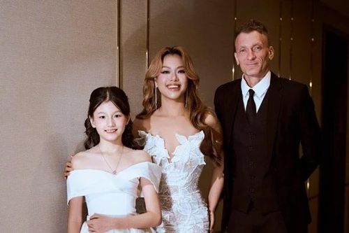 Chồng ngoại quốc tháp tùng Phương Vy Idol và con gái dự sự kiện