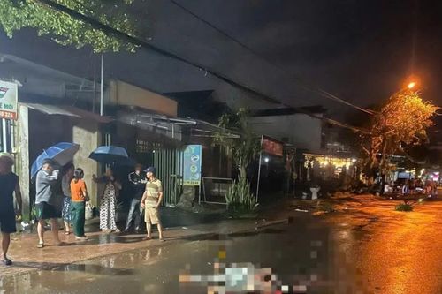 Ngã xe máy trên đường mưa, nam thanh niên bị ô tô con tông tử vong
