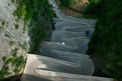 Khám phá con đường với 18 khúc cua ngoằn ngoèo dựng tóc gáy
