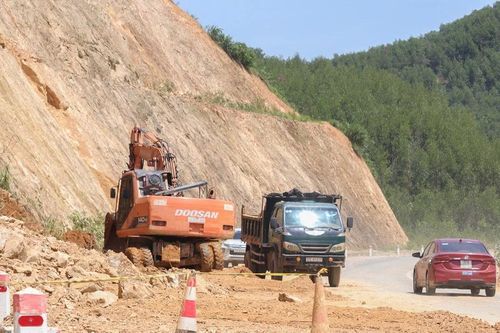 Tuyến đường gần 740 tỷ đồng ở Nghệ An xuất hiện nhiều điểm sạt lở