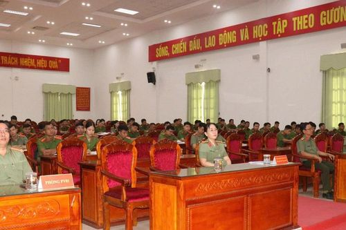 Công an Vĩnh Long bồi dưỡng kiến thức quốc phòng và an ninh năm 2025