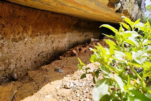 Sông xâm thực sát móng nhà, dân thấp thỏm sống trên 'hàm ếch'