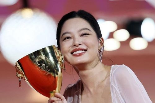 Mỹ nhân khiến Châu Tấn, Lưu Diệc Phi bị chê cười