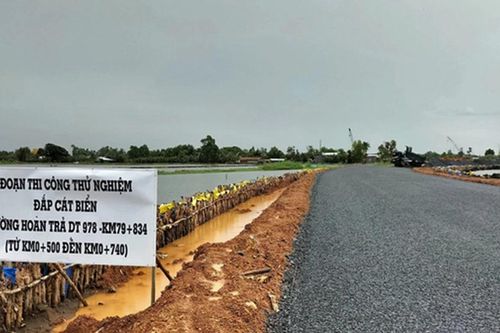 Bộ trưởng Xây dựng cảnh báo việc dùng cát biển để làm đường, xây nhà