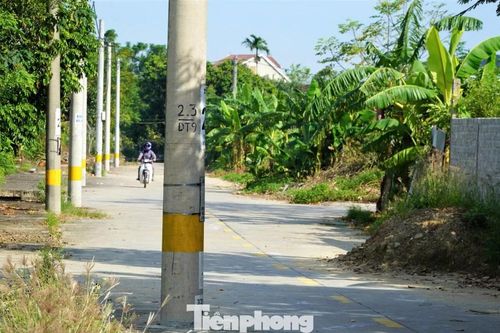 Nghịch lý hàng loạt cột điện 'chình ình' giữa đường vừa mở rộng ở Hà Tĩnh