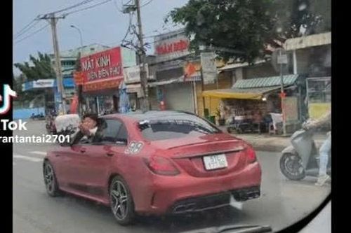 Truy tìm lái xe Mercedes 'quậy' trên đường