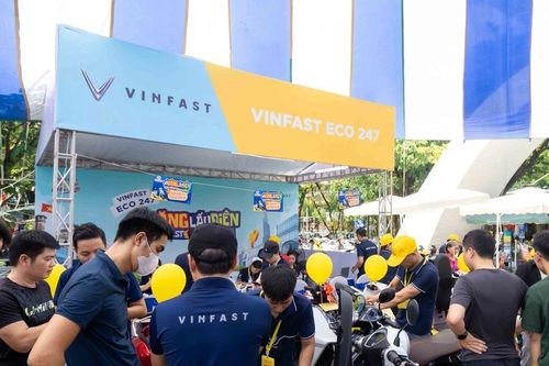 Người Hà Nội nhộn nhịp 'đổi xăng lấy điện', tận dụng ưu đãi kép để mua xe máy điện VinFast giá hời