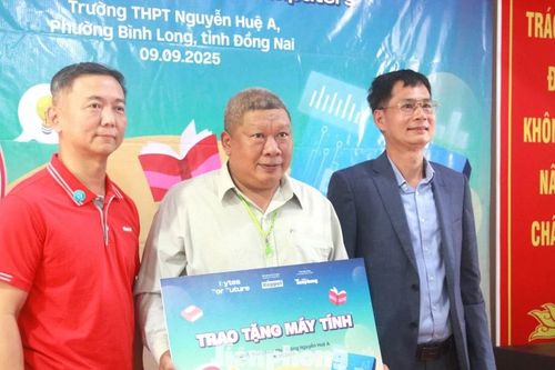 Tập đoàn Keppel và Báo Tiền Phong tặng máy tính cho 2 trường biên giới Đồng Nai