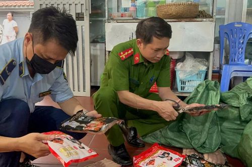 Hà Nội: Thu giữ 1 tấn 'lạp xưởng hà khẩu nướng đá' không rõ nguồn gốc