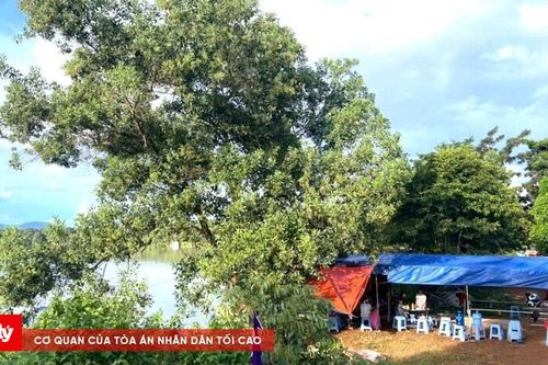 Đang chơi cùng mẹ ở nhà nổi trên sông, cháu bé bị đuối nước thương tâm