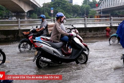 Triều cường kết hợp mưa, nhiều tuyến đường TP.HCM bị ngập