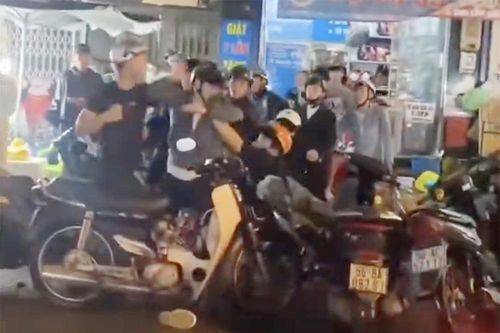 Xác minh clip đôi nam nữ bị hàng chục thanh niên đánh hội đồng giữa phố