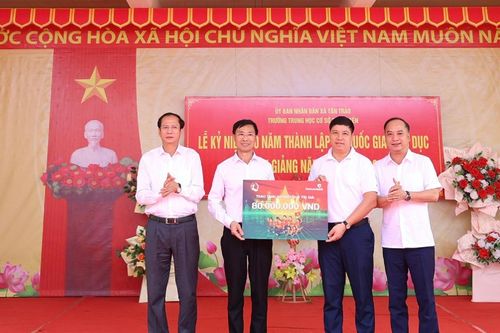 Vietcombank trao 8.000 suất học bổng 'Cùng em tiến bước'