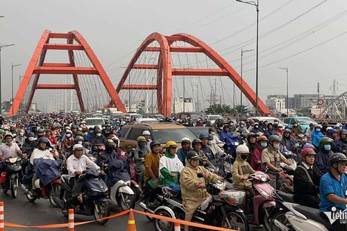 Cầu Bình Lợi tê liệt: Nghìn xe chôn chân vì đóng đường đột ngột