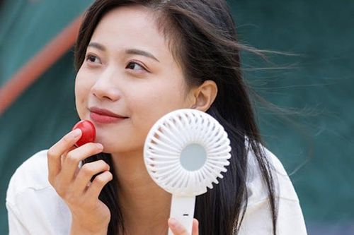 Thực hư quạt mini cầm tay gây say nắng, khô mắt