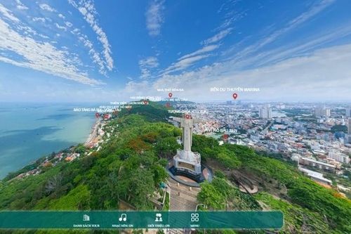 Đi du lịch TP.HCM thời 'số hóa': Quét QR nghe thuyết minh, robot mang đồ tận phòng