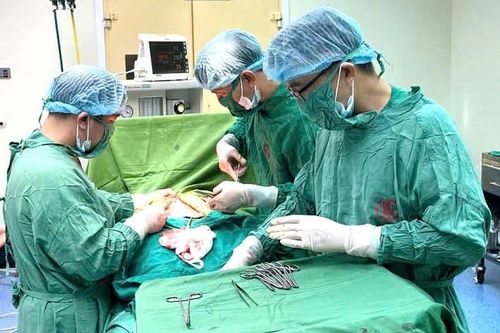 Hiện tượng hiếm gặp, 80.000 ca mới có 1: Bé trai ra đời trong bọc ối