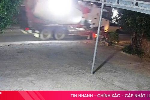 Xe bồn va chạm xe máy chở 3 mẹ con, bé gái 8 tuổi tử vong